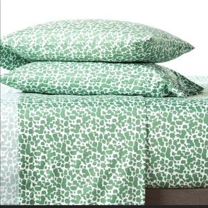 Full size bed sheets- flat & fitted